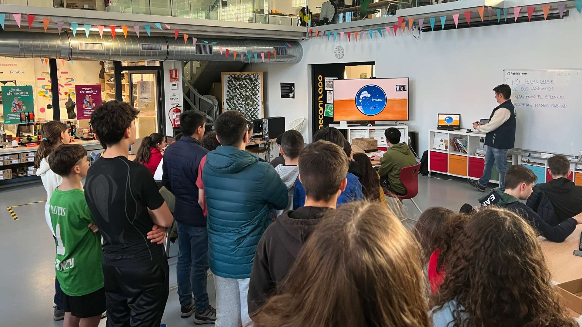 Laurita explicando el programa Hypathia Mars