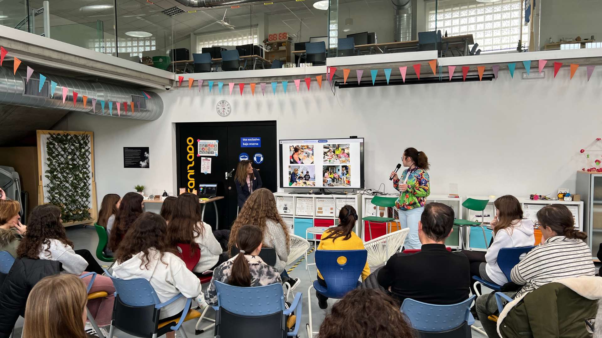 Las niñas cuentan al publico sus experiencias con la tecnologia. Las niñas cuentan al publico sus experiencias con la tecnologia.