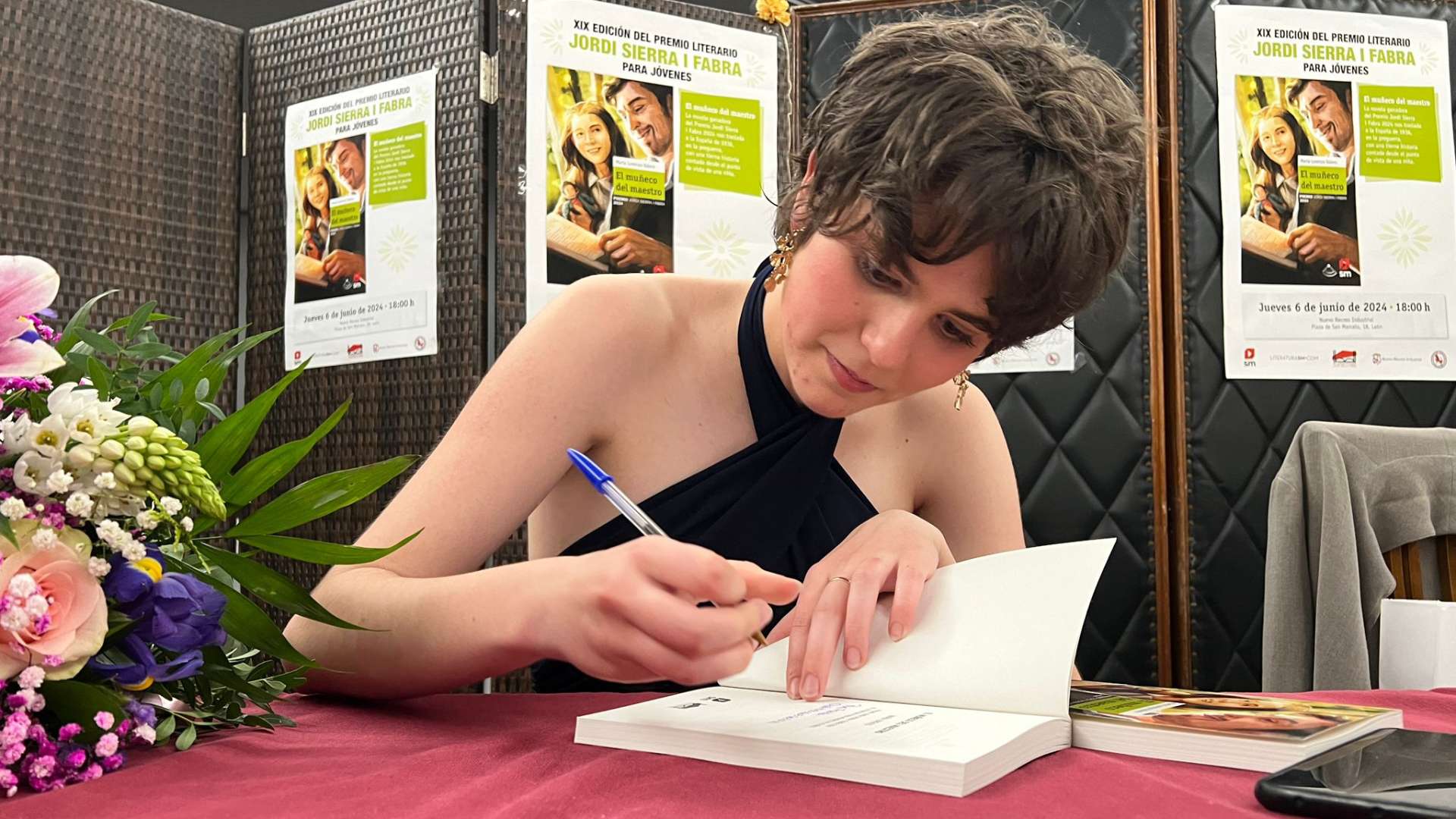 Maria durante la presentación de su libro y la firma del mismo. Maria durante la presentación de su libro y la firma del mismo.