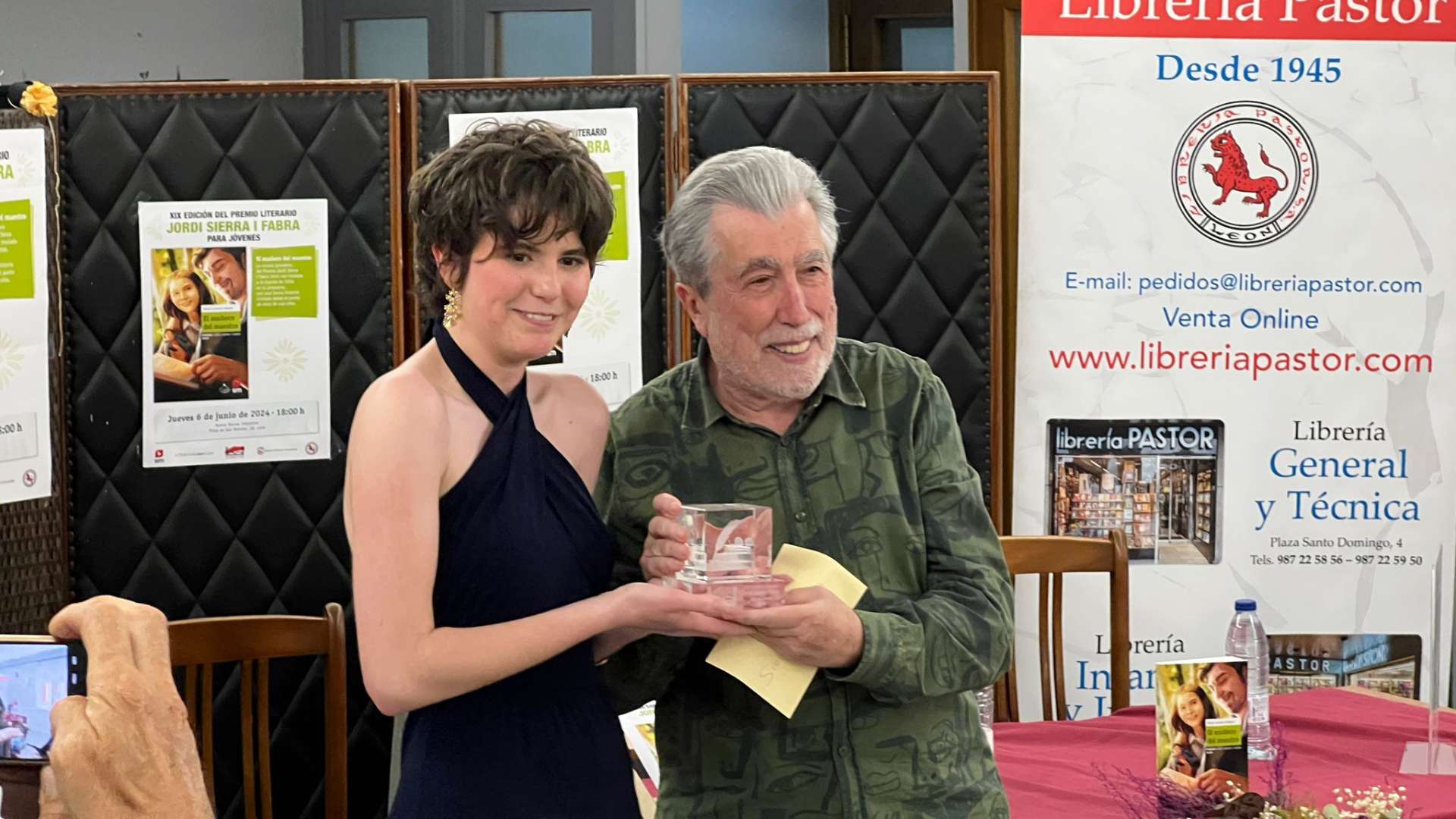 Maria recibiendo el premio de Jordi Sierra i Fabra Maria recibiendo el premio de Jordi Sierra i Fabra
