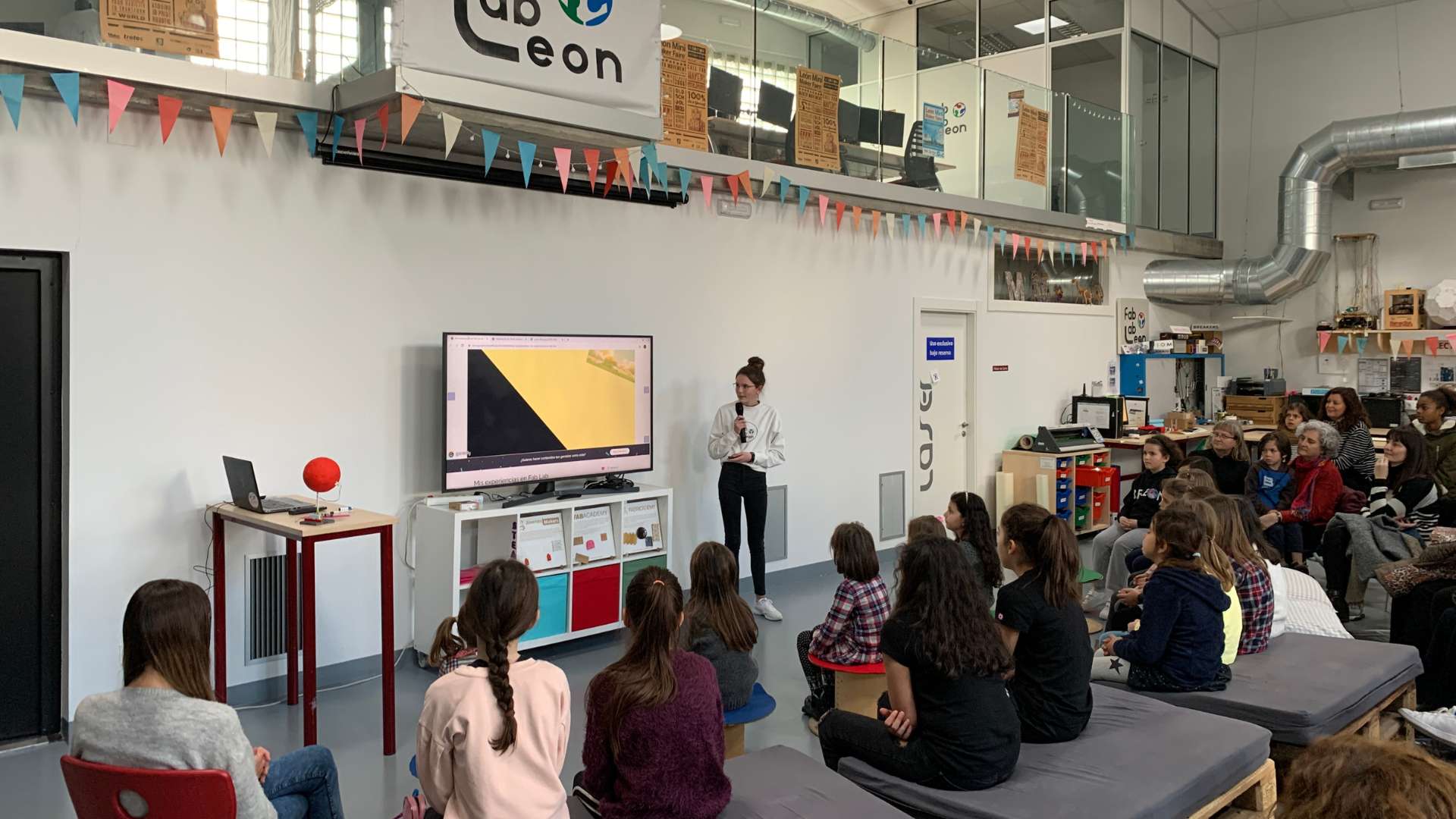 Maria durante el 11F hablando de su experiencia en el Fab Lab León a otras niñas. Maria durante el 11F hablando de su experiencia en el Fab Lab León a otras niñas.
