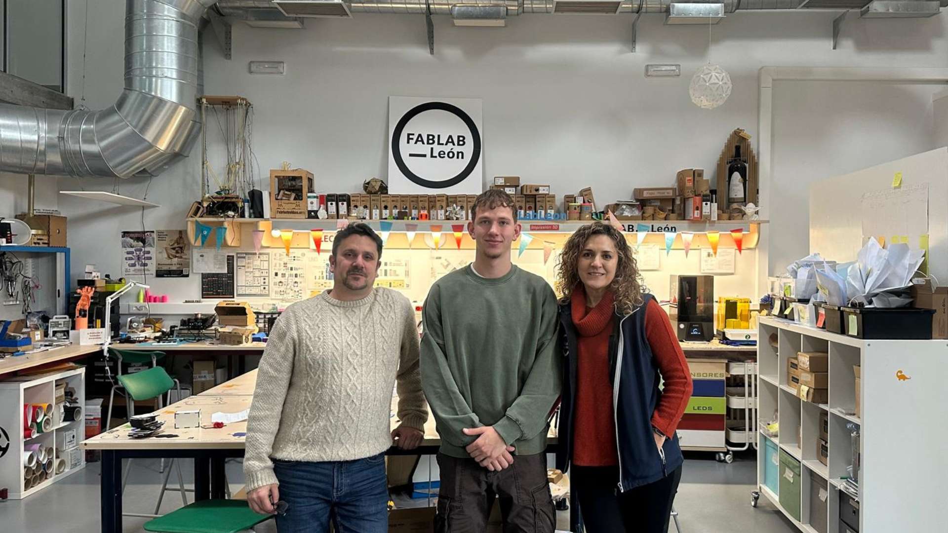 Visita de Cesar, joven maker.